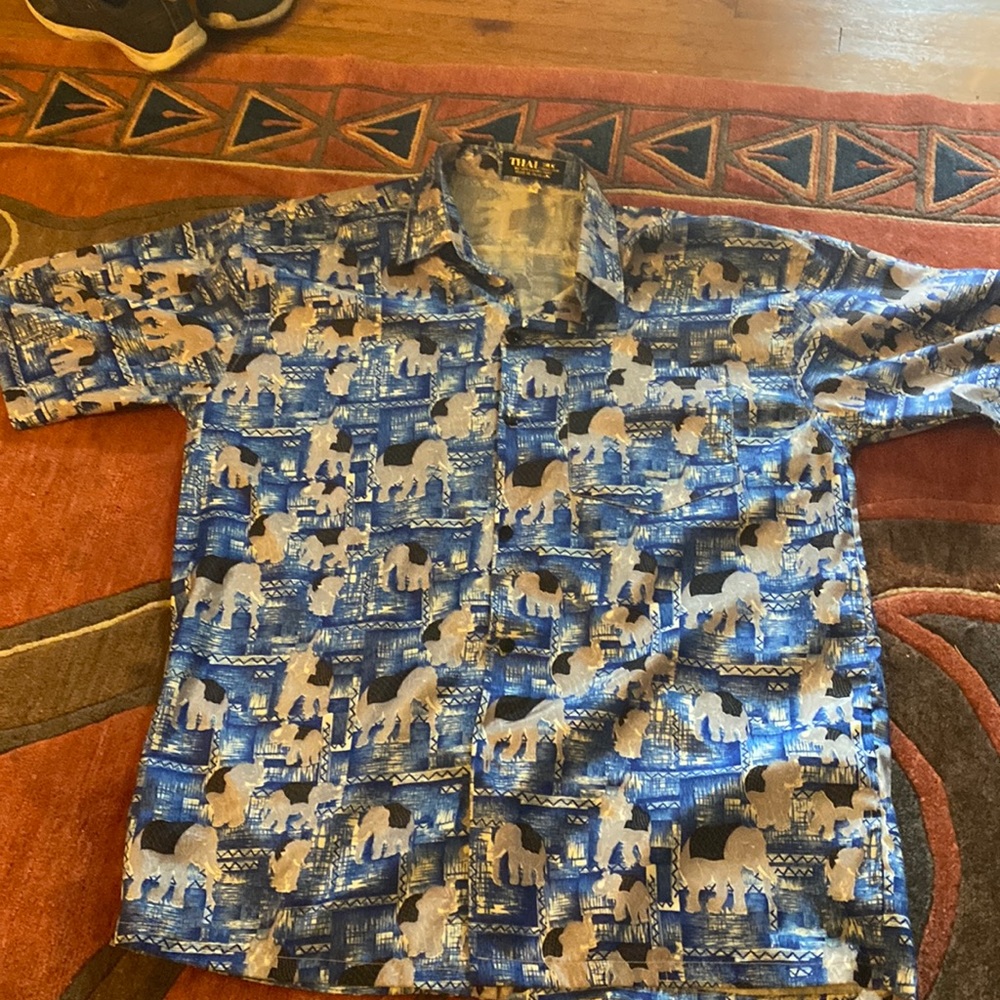 Elephant magic!! Amazing short sleeve silk shirt in medium.
